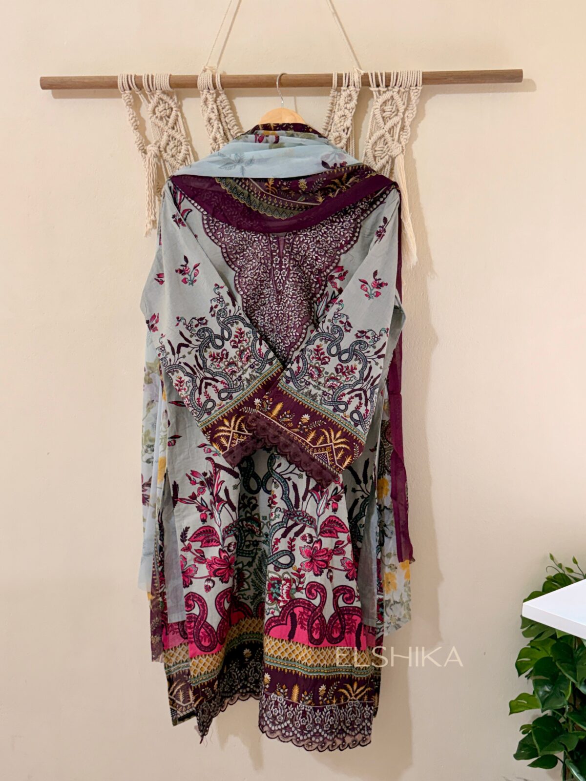 2b7d5c29-b582-42d3-a226-e1db25f8b23d-2 Pakistani suit