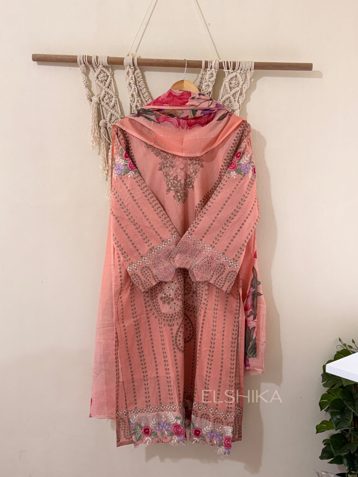 b2fffe67-b94f-4efe-9f75-5d14a457d062-3 Pakistani suit